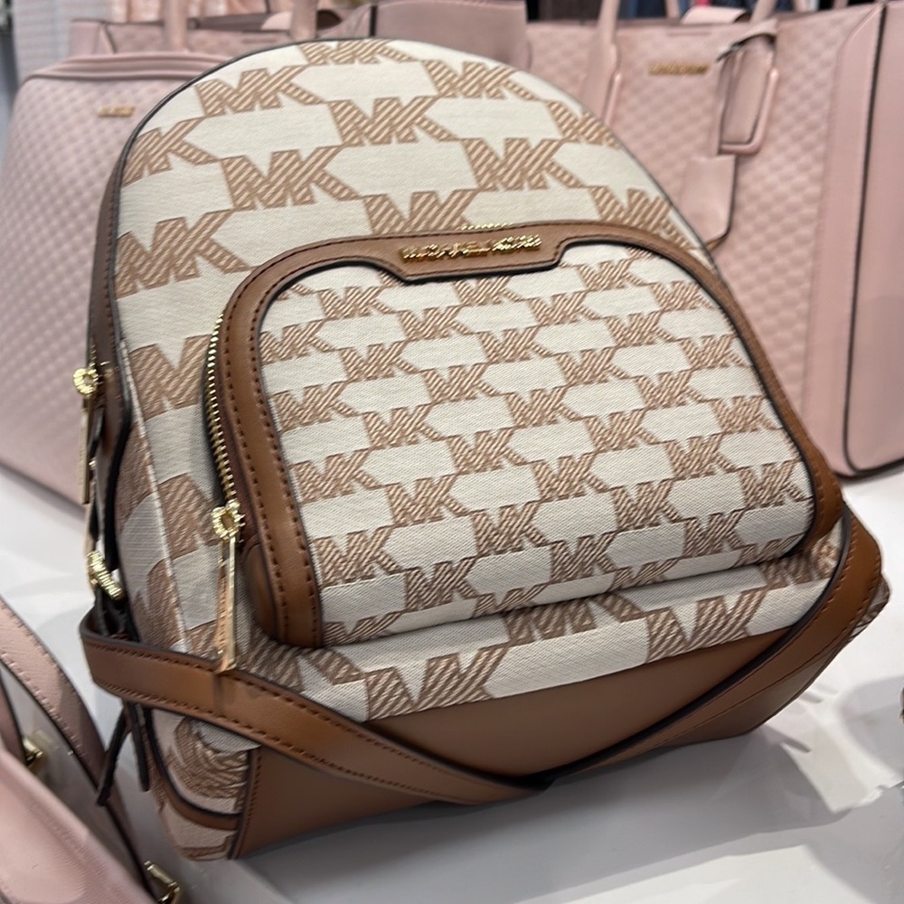 Michael Kors Jaycee Medium Logo Zip Pocket Backpack 

35S3G8TB2J
LUGGAGE - Picture 9 of 16